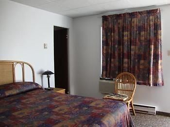 Motel De La Riviere Saint-Félicien Exterior foto